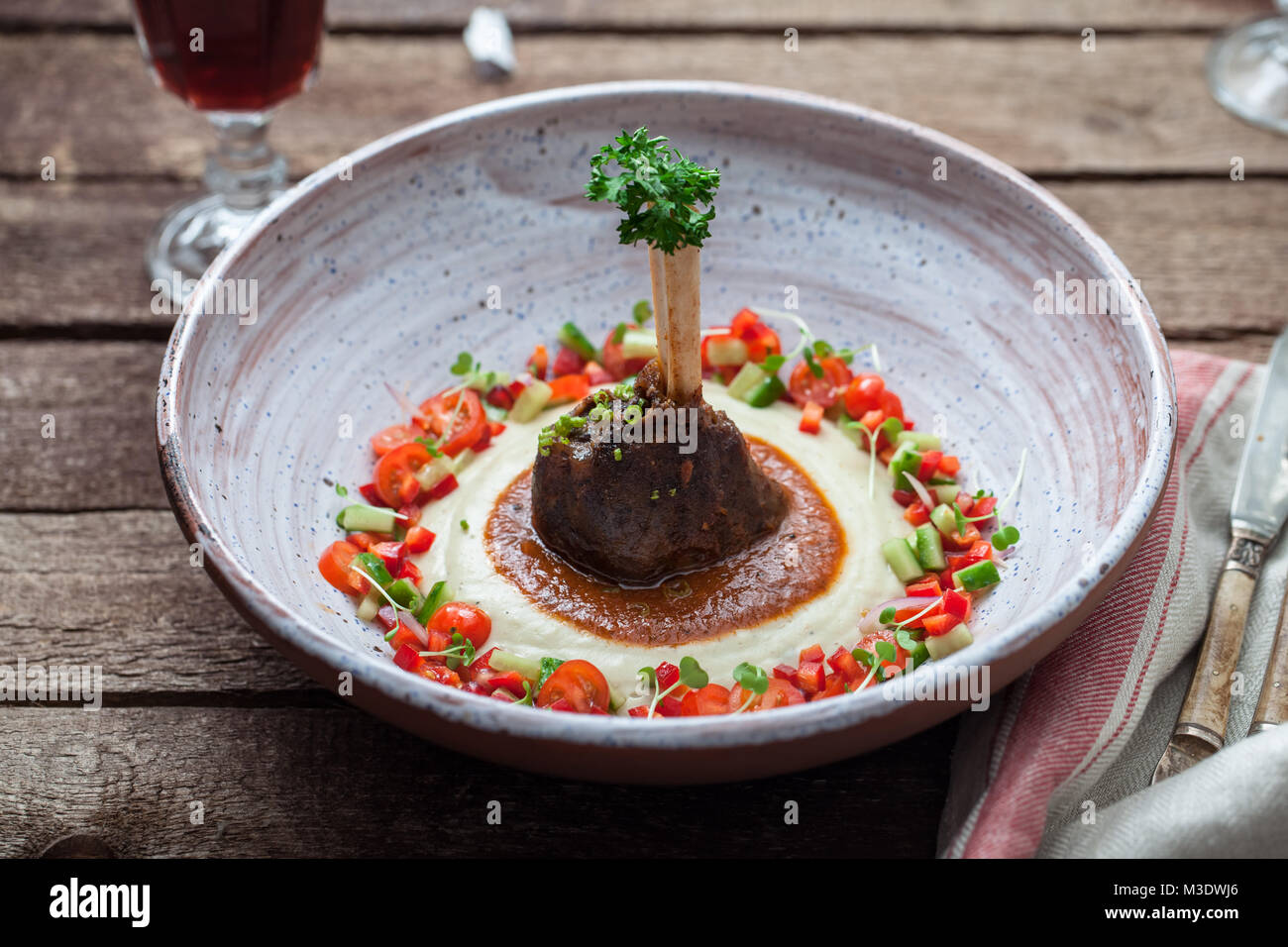 Gebackene Lammkeule mit Püree, Hunkar lädt außerdem mit eggpland begendi oder Sultan Wahl traditionelles türkisches Gericht Stockfoto