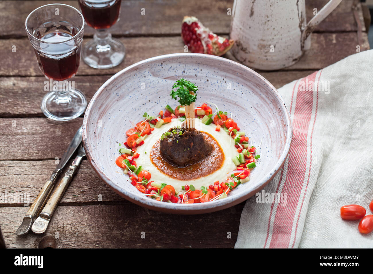 Traditionelles türkisches Gericht Sultan Wahl oder Hunkar lädt außerdem mit Begendi - Lamm Auflauf mit Auberginen-püree mit frischen vegs Stockfoto