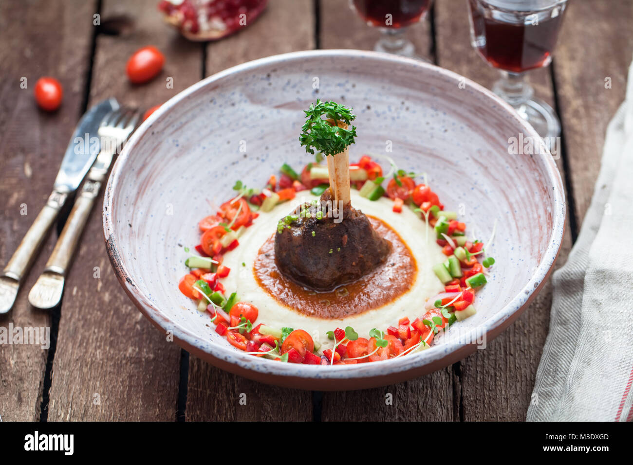 Traditionelles türkisches Gericht Sultan Wahl oder Hunkar lädt außerdem mit Begendi - Lamm Auflauf mit Auberginen-püree mit frischen vegs Stockfoto