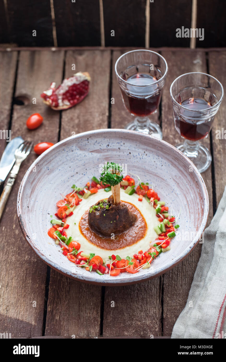 Traditionelles türkisches Gericht Sultan Wahl oder Hunkar lädt außerdem mit Begendi - Lamm Auflauf mit Auberginen-püree mit frischen vegs Stockfoto