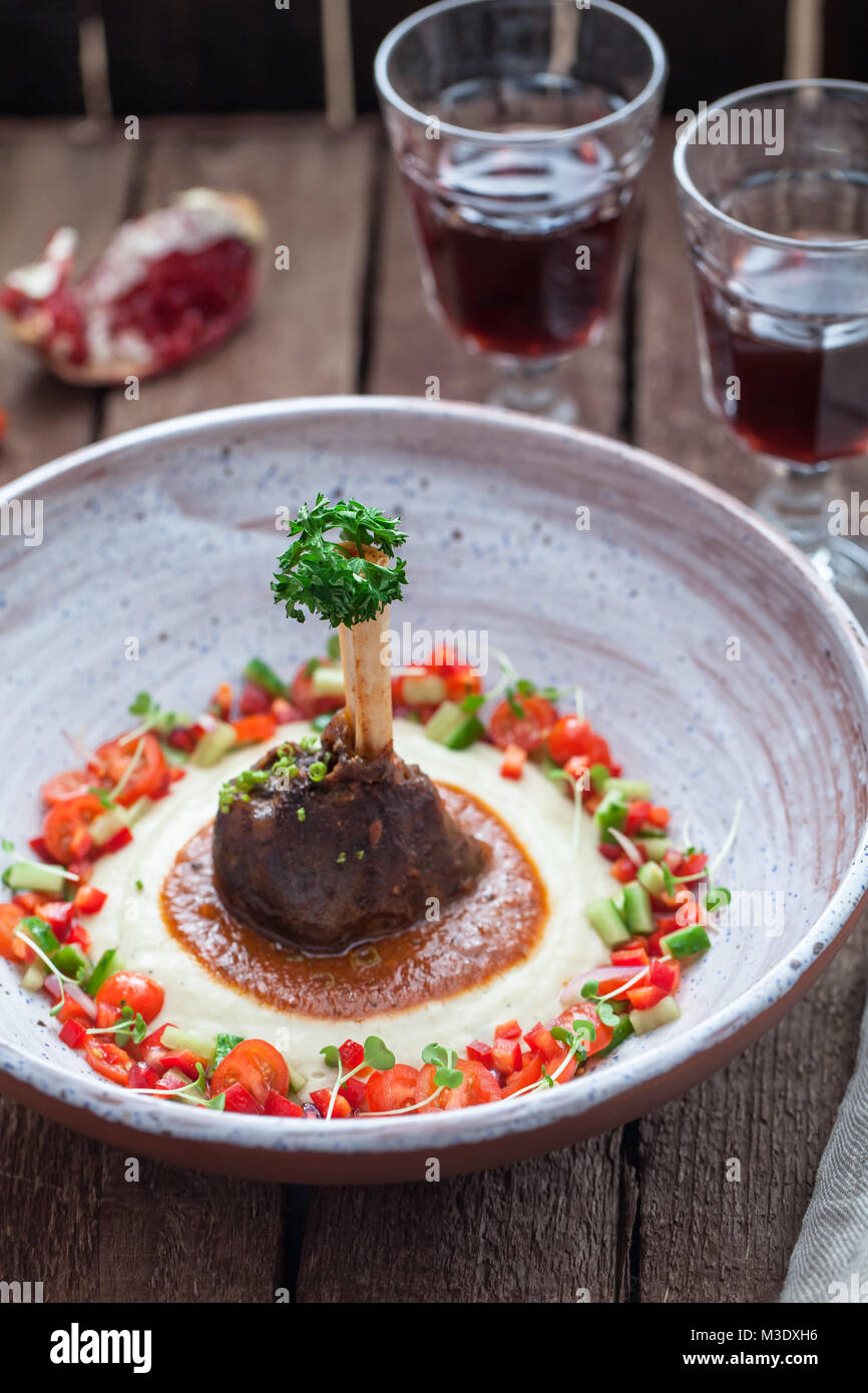 Traditionelles türkisches Gericht Sultan Wahl oder Hunkar lädt außerdem mit Begendi - Lamm Auflauf mit Auberginen-püree mit frischen vegs Stockfoto