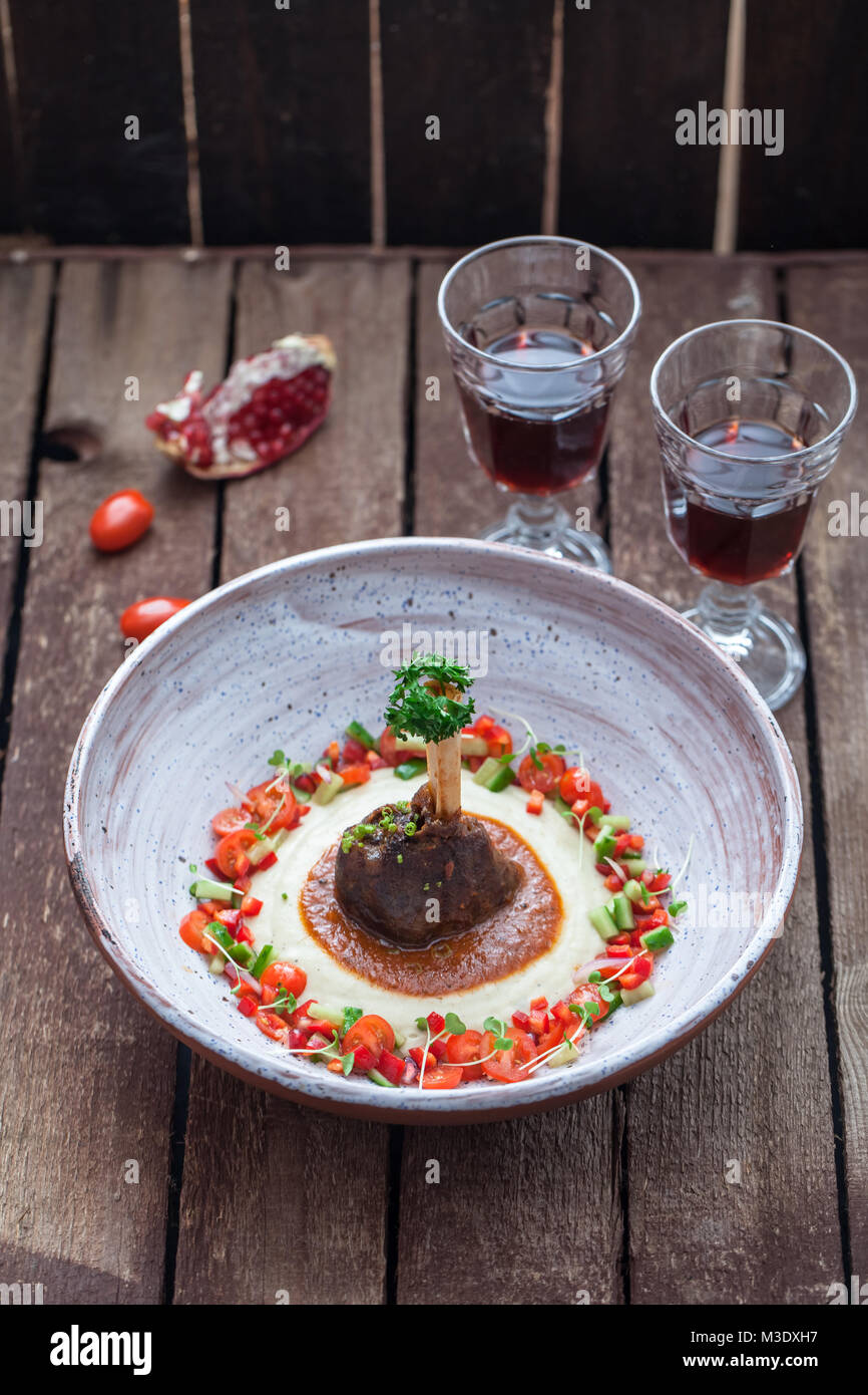 Traditionelles türkisches Gericht Sultan Wahl oder Hunkar lädt außerdem mit Begendi - Lamm Auflauf mit Auberginen-püree mit frischen vegs Stockfoto