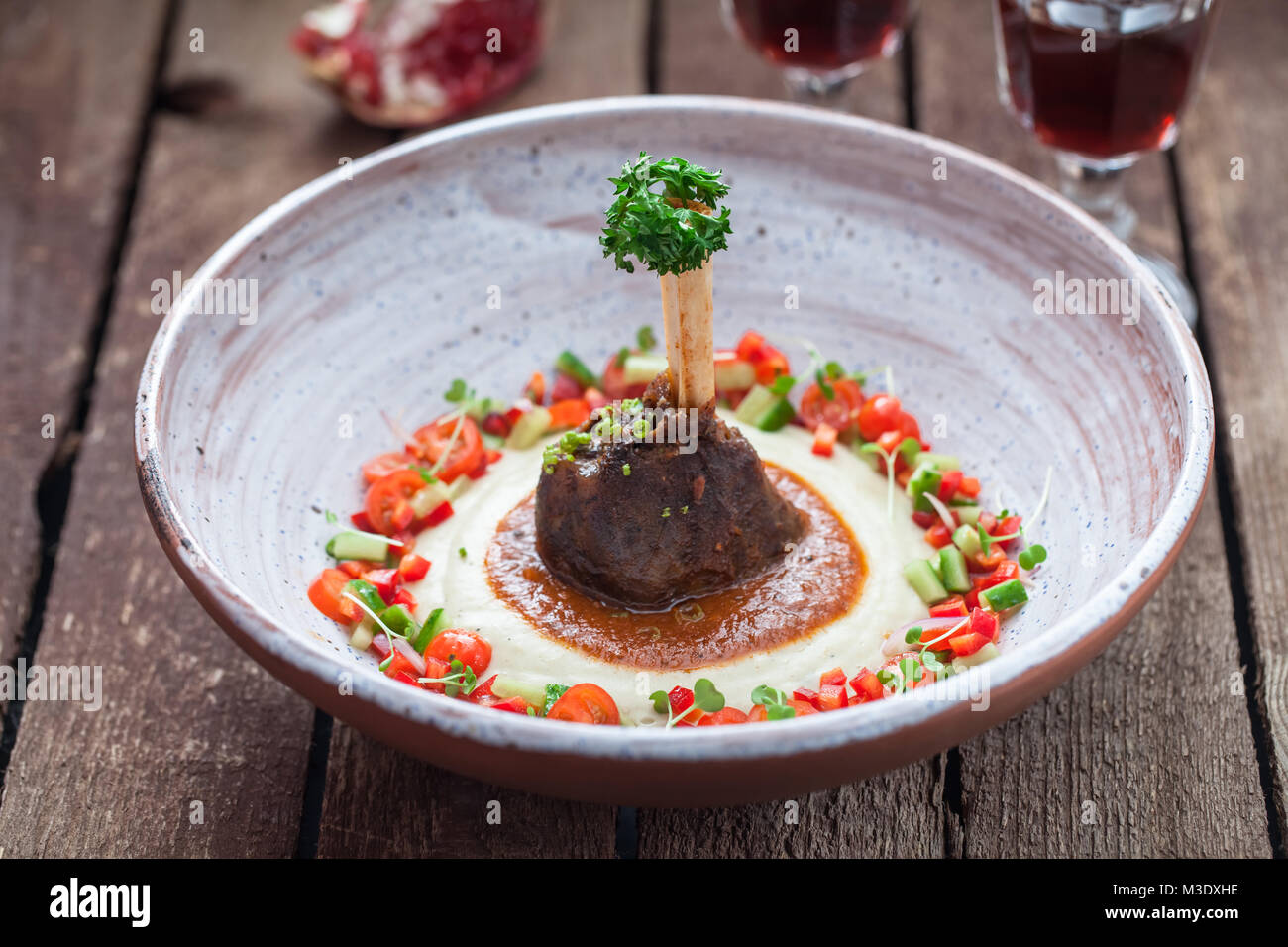 Traditionelles türkisches Gericht Sultan Wahl oder Hunkar lädt außerdem mit Begendi - Lamm Auflauf mit Auberginen-püree mit frischen vegs Stockfoto