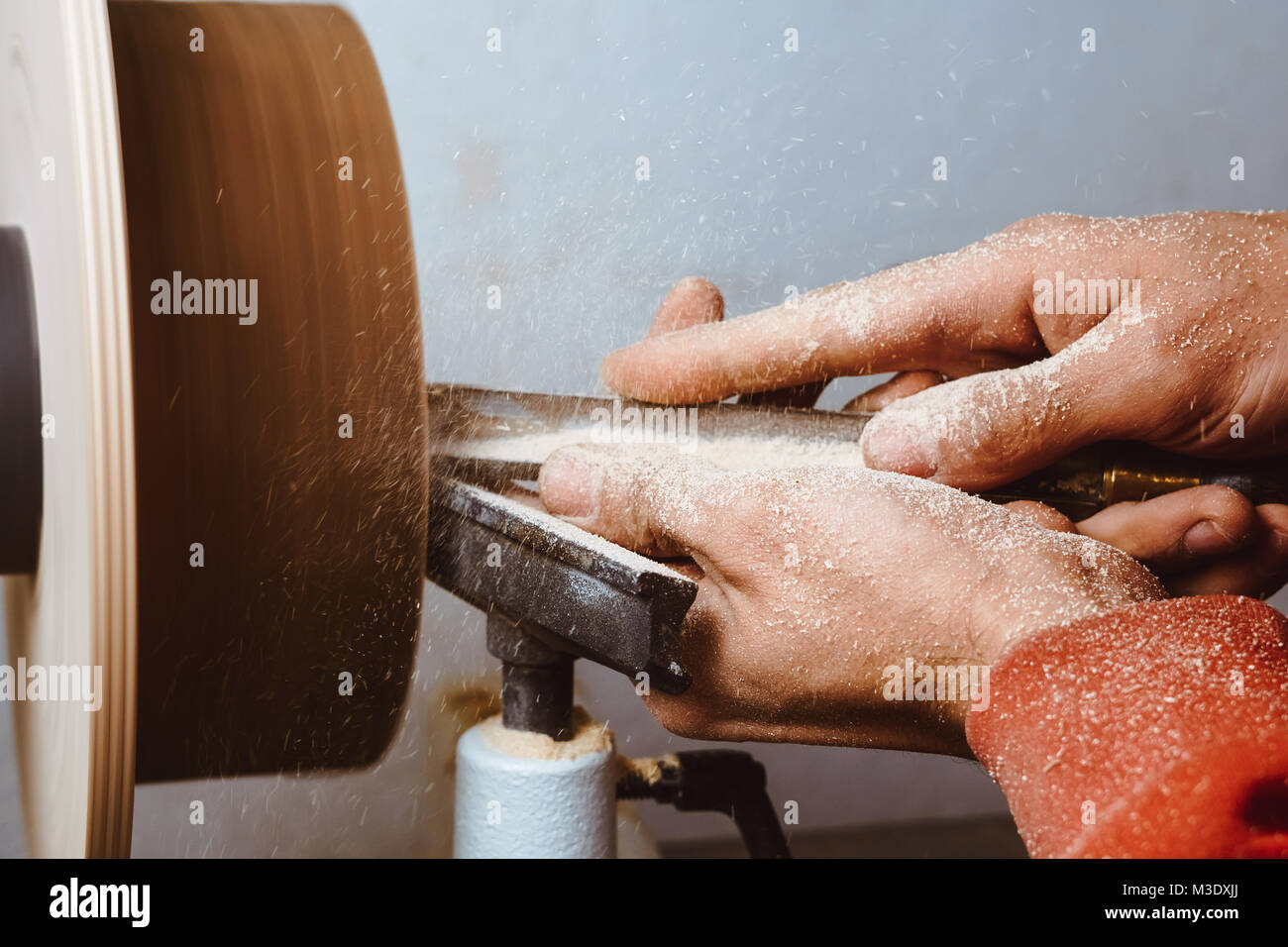 Der Arbeitnehmer wird das Holz auf einer Drehmaschine in seiner Werkstatt Stockfotografie Alamy