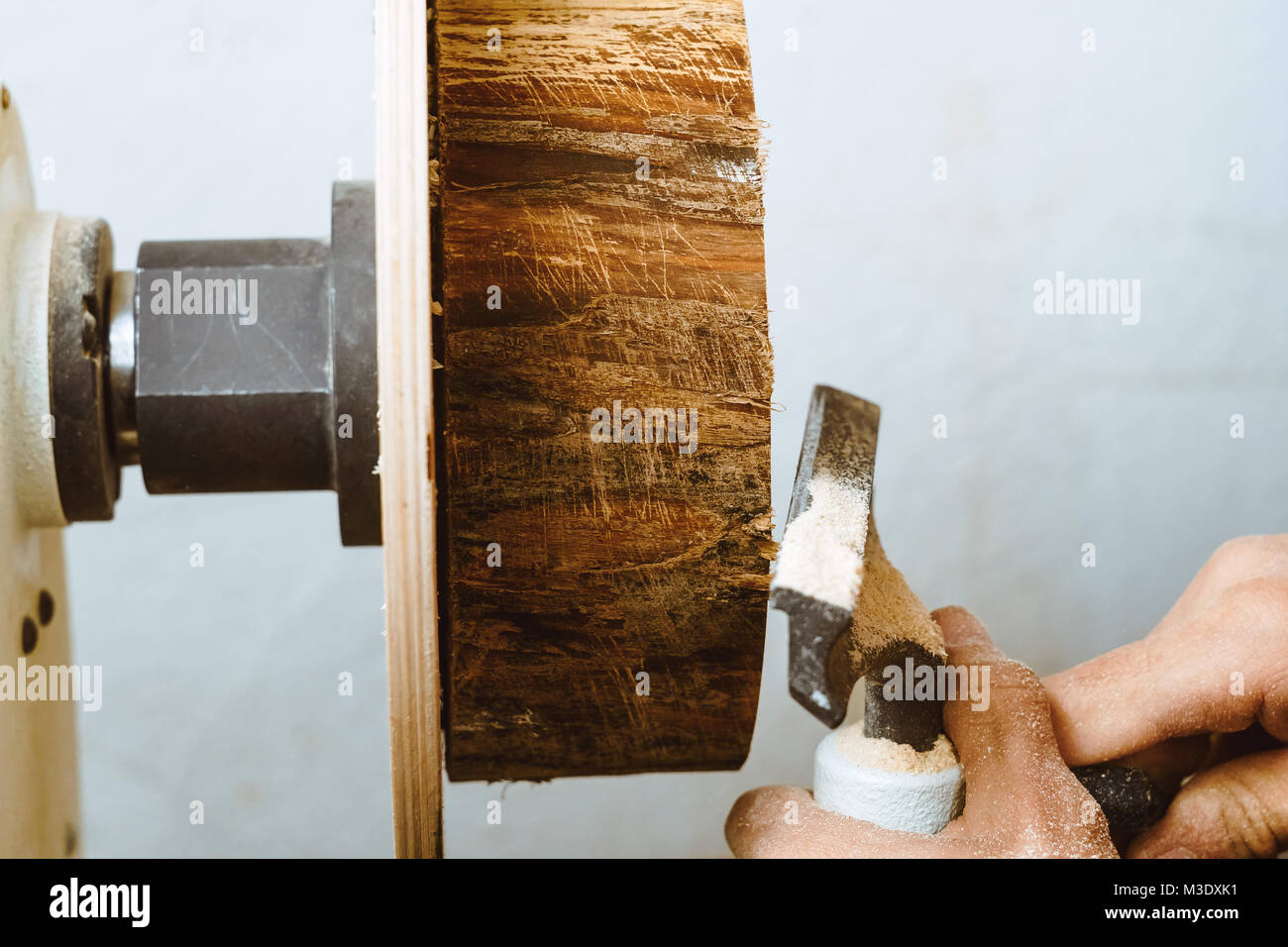 Der Arbeitnehmer wird das Holz auf einer Drehmaschine in seiner Werkstatt Stockfotografie Alamy