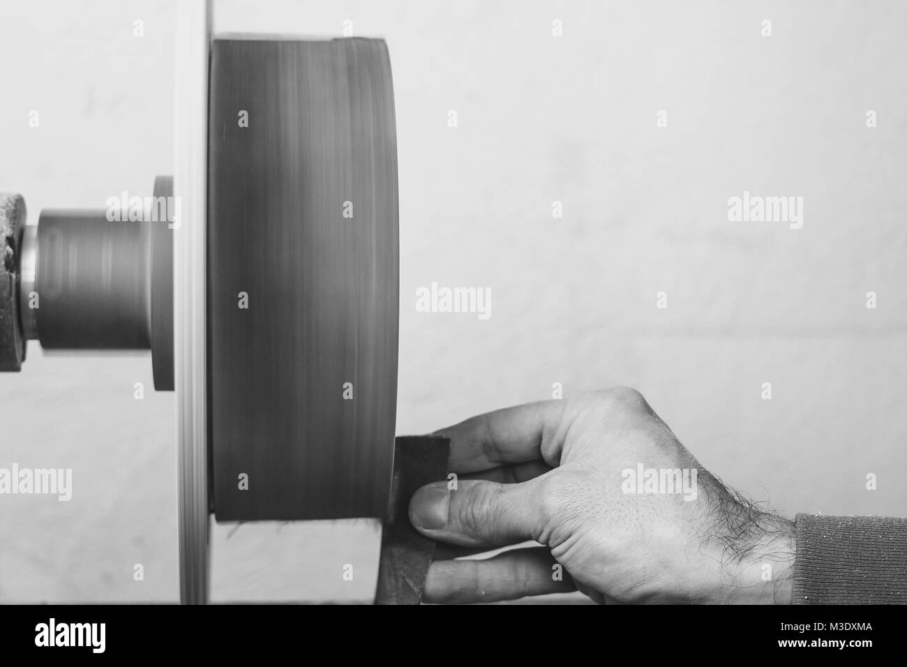 Holz mit Schleifpapier poliert Holz auf einer Drehbank Dreher Stockfoto