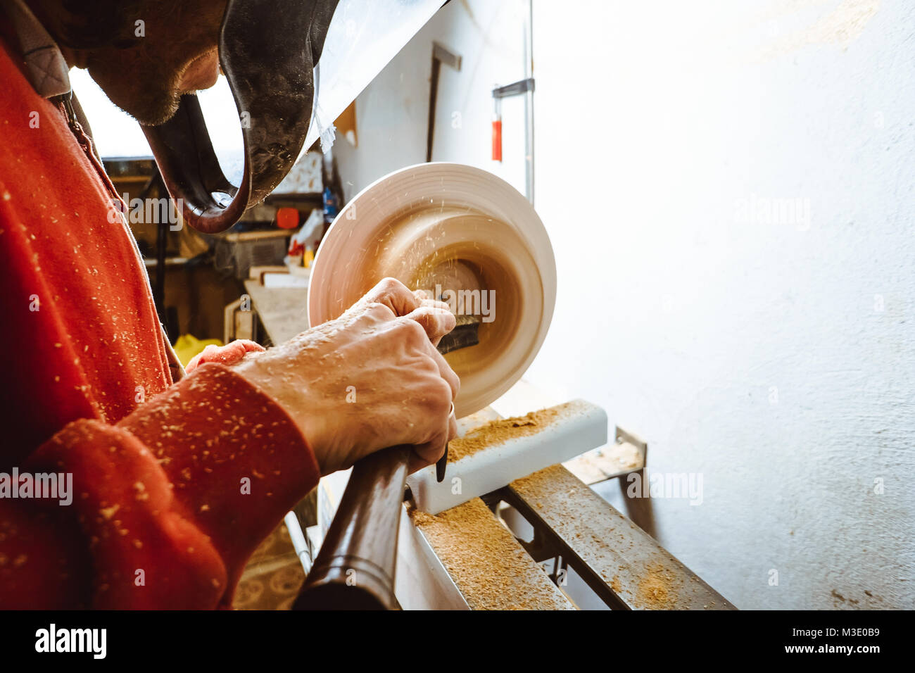 Der Arbeitnehmer wird das Holz auf einer Drehmaschine in seiner Werkstatt Stockfotografie Alamy