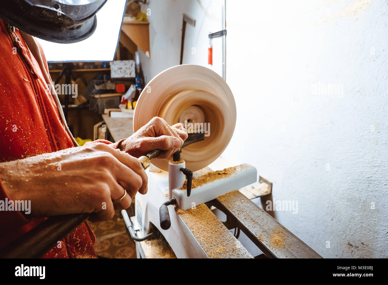 Der Arbeitnehmer wird das Holz auf einer Drehmaschine in seiner Werkstatt Stockfotografie Alamy