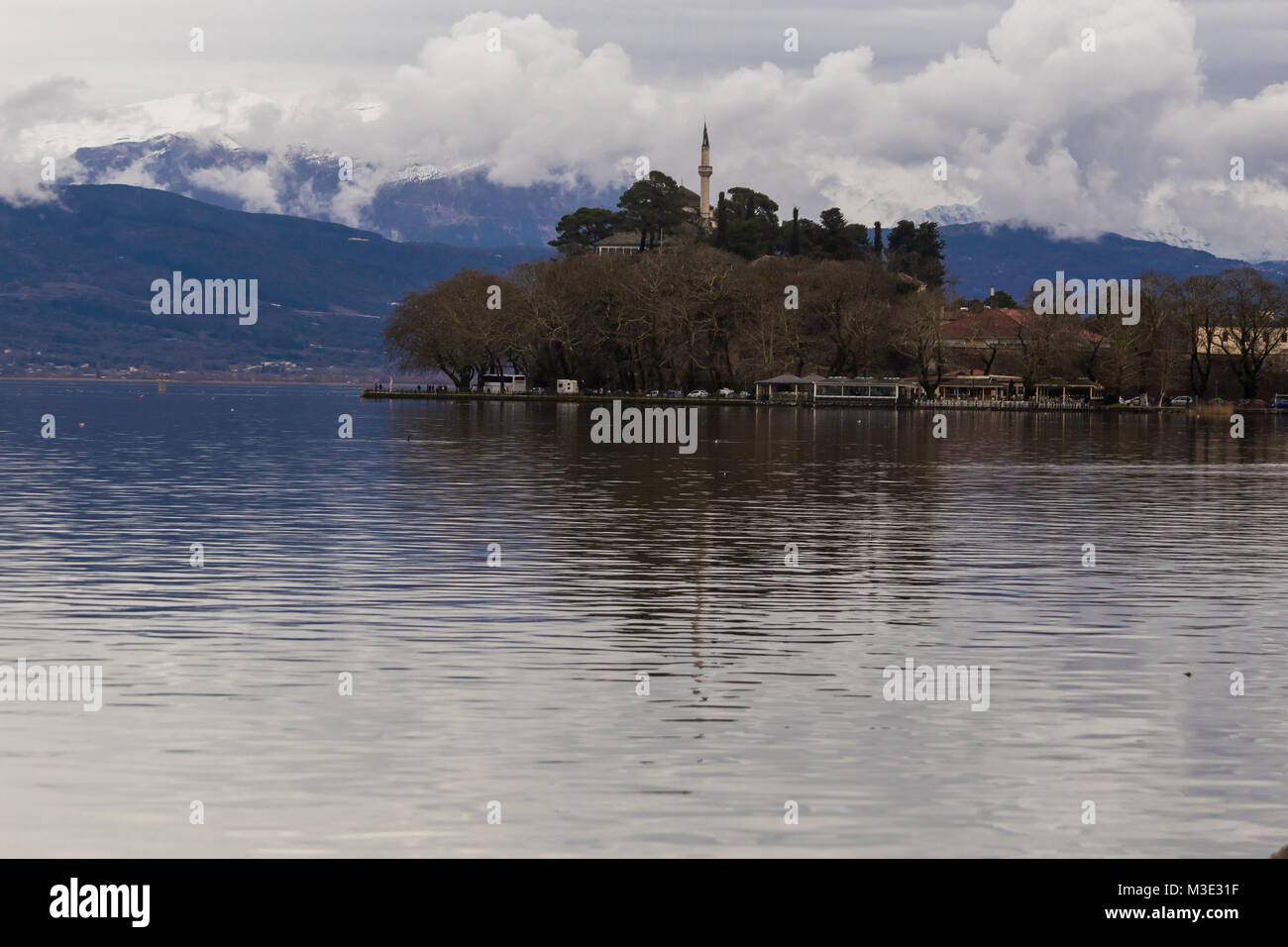 Ioannina See namens "Pamvotis" in einem Winter trüben nebligen Tag Stockfoto