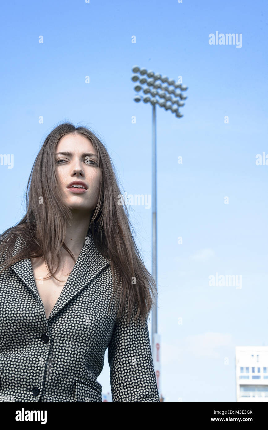 Ein schönes Mädchen mit einem maßgeschneiderten stilvolle gemusterten Anzug ist in einem Cricket Ground an einem schönen hellen Tag - sie ist zuversichtlich und durchsetzungsfähige Stockfoto