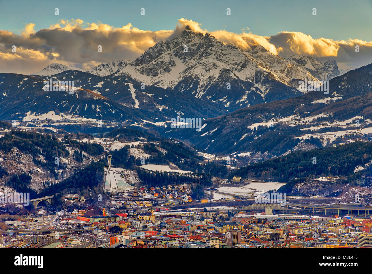 INNSBRUCK, Österreich - 26. Januar: (Anmerkung des Editors: Das HDR-Bild digital zusammengesetzten worden.) Die Bergisel Schanze und die Alpen sind von Hungerburg am Januar 26, 2018 in Innsbruck, Österreich. Stockfoto