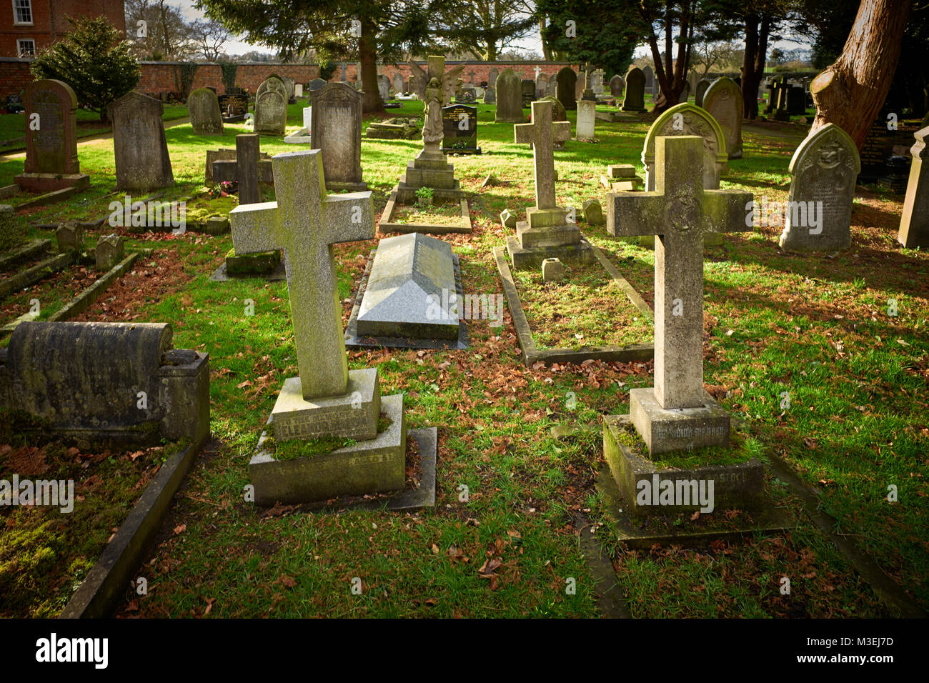 Grabsteine in St. Mary's Friedhof in Acton, Cheshire Stockfoto
