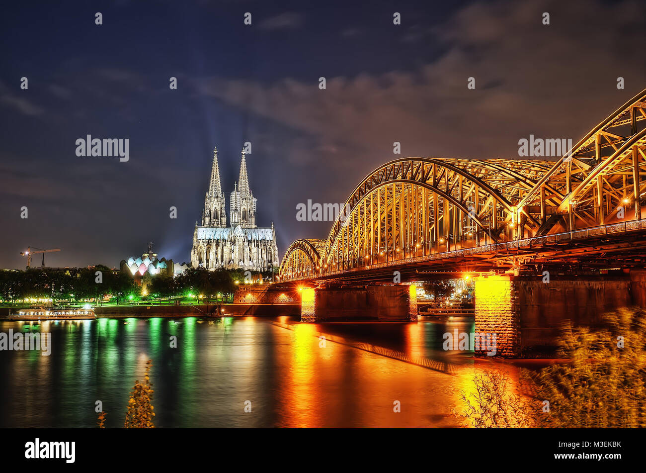 Kölner Dom bei Nacht im Jahr 2015 getroffen Stockfoto