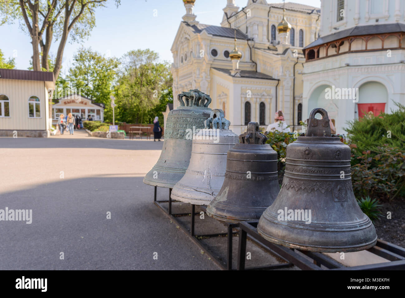 Alte Glocken außerhalb einer orthodoxen Kirche in Charkiw, Ukraine Stockfoto