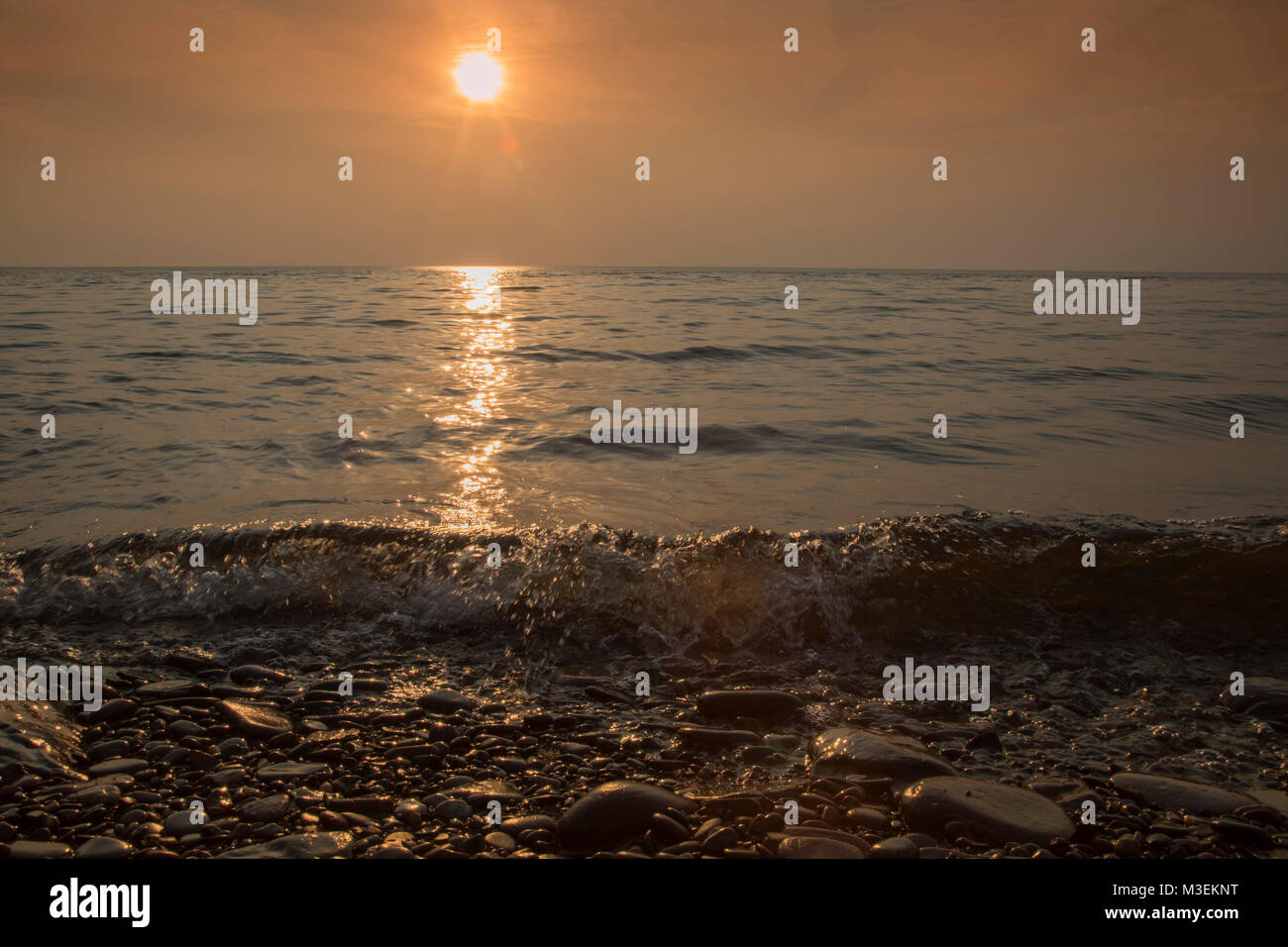 Wakefield, Michigan - Sonnenuntergang über Lake Superior am Presque Isle landschaftlich reizvollen Gegend von Porcupine Mountains Wilderness State Park. Stockfoto