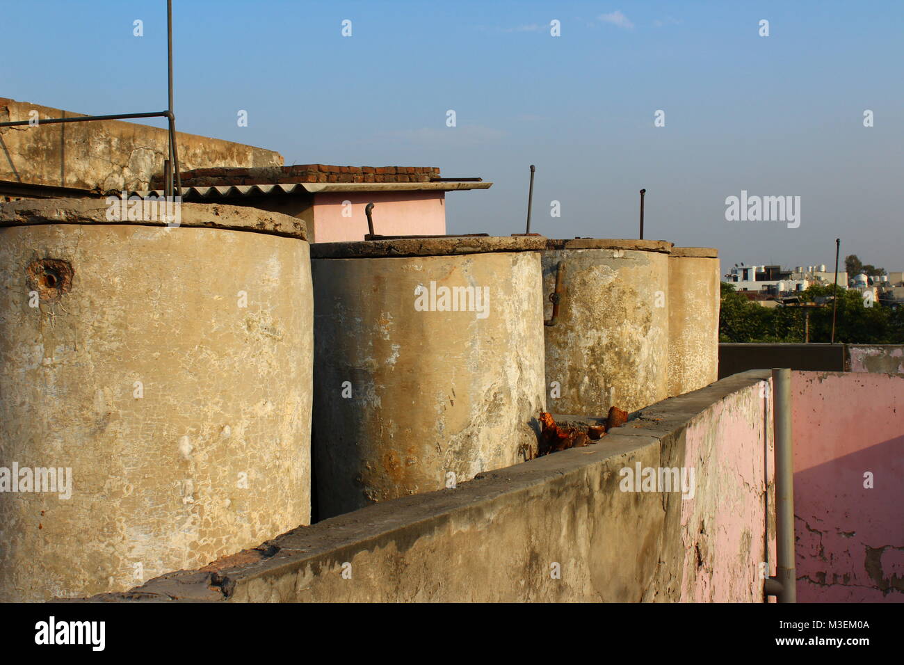 Wassertanks auf der Terrasse einer Wohnung in Delhi, Indien Stockfoto