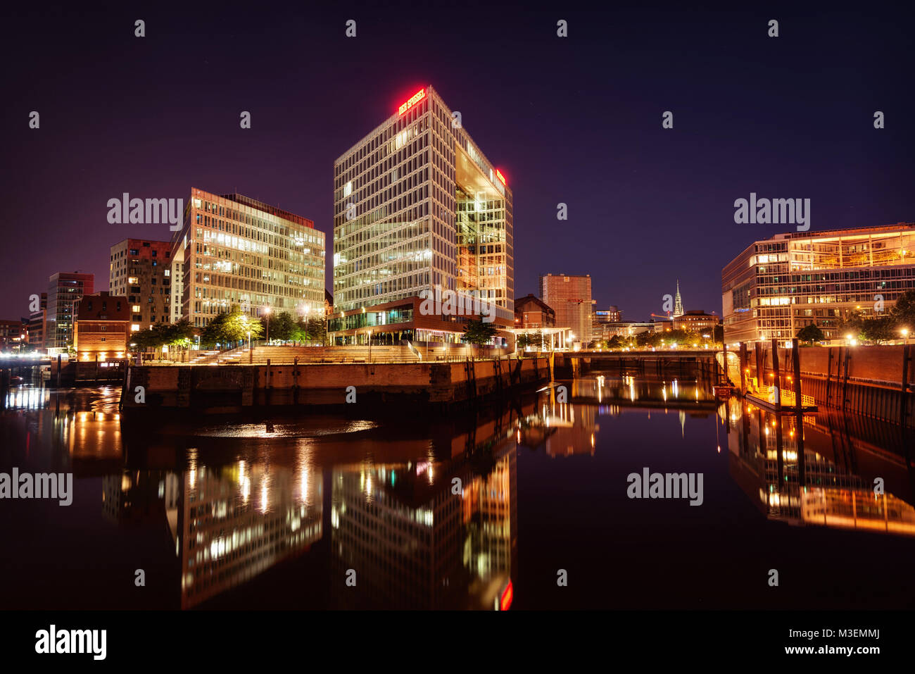 Spiegel Gebäude in der Hafencity, Hamburg, Deutschland in der Nacht. Am 5. August 2017. Im Jahr 2017 getroffen Stockfoto