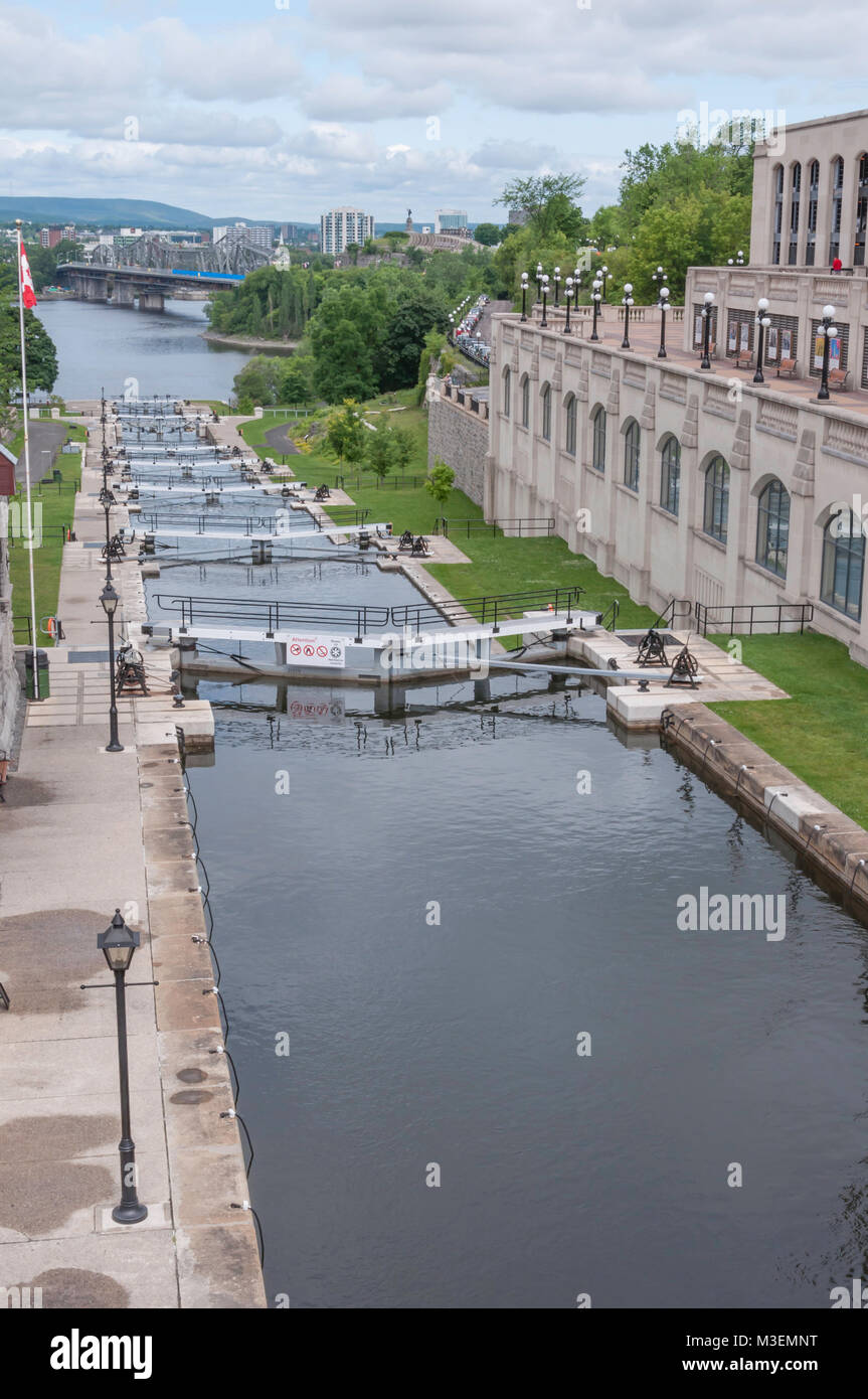 Ottawa, Ontario/Kanada - 29. Juni 2010: Diese Sperren in Ottawa sind Teil der Rideau Canal, die als National Historic Site von Kanada gekennzeichnet ist. Stockfoto