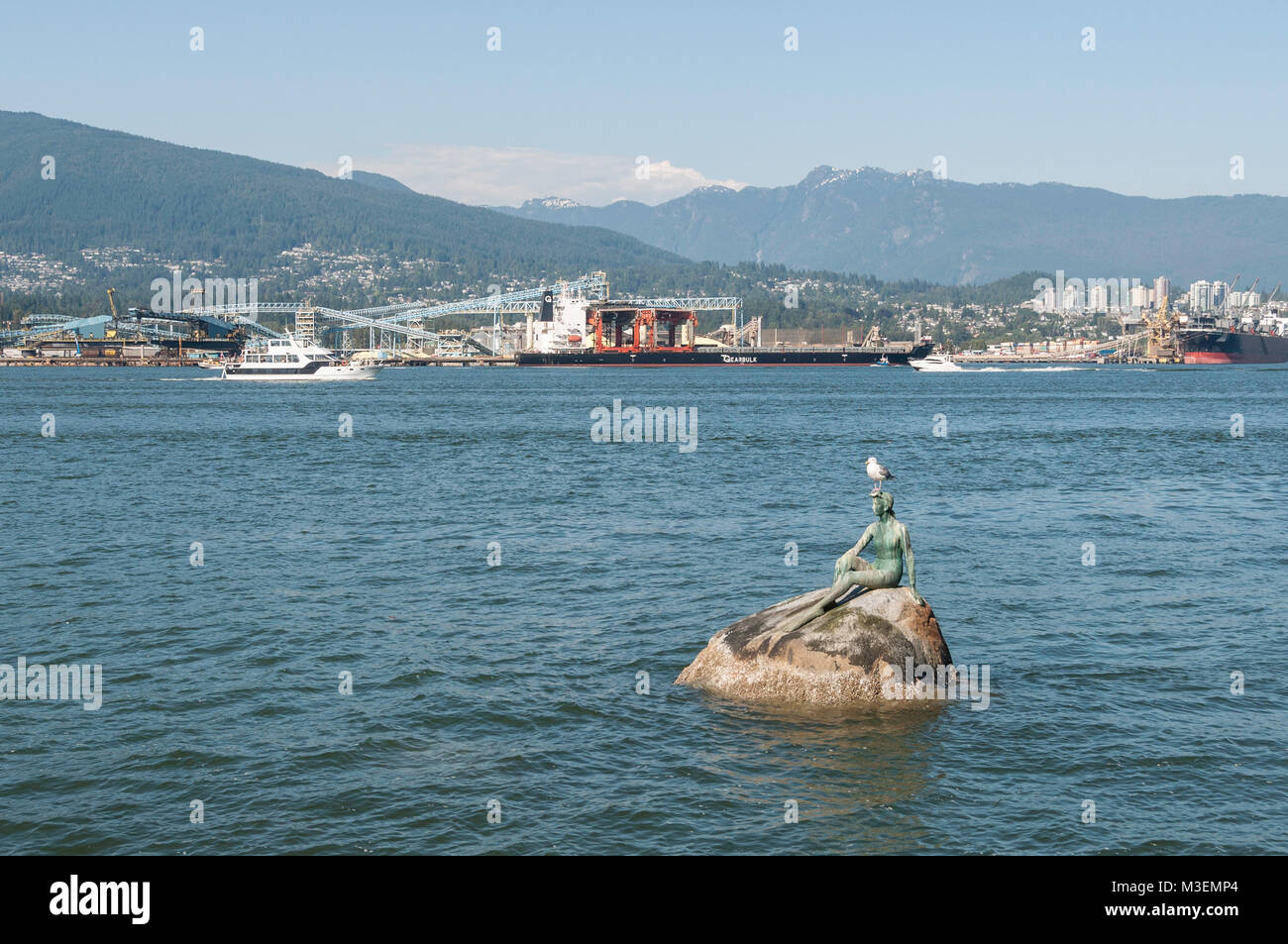 Vancouver, British Columbia/Kanada - 20. Juli 2010: Mädchen in der Neoprenanzug ist eine lebensgroße Bronze Skulptur von Elek Imredy im Wasser auf der Nordseite von Stockfoto