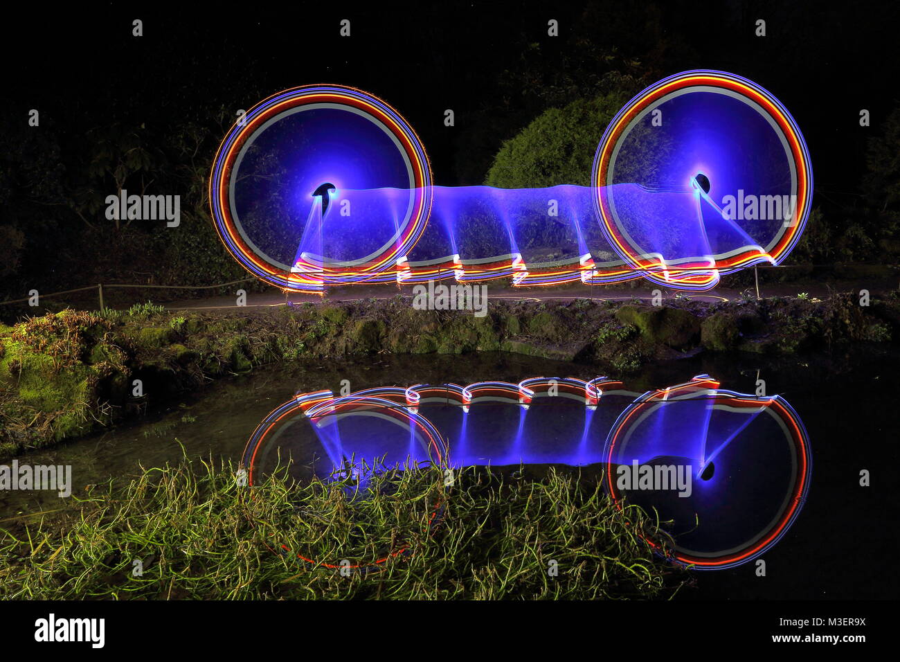 Räder der Blau beleuchtete durch ein einziges Licht Malerei Rohr Stockfoto