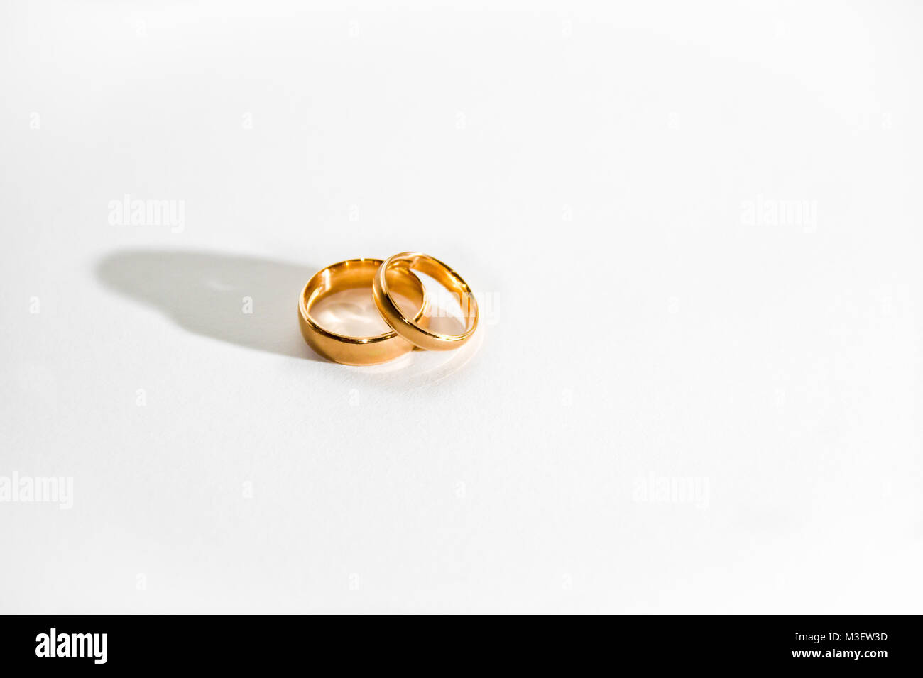 Zwei zierringe -Fotos und -Bildmaterial in hoher Auflösung – Alamy