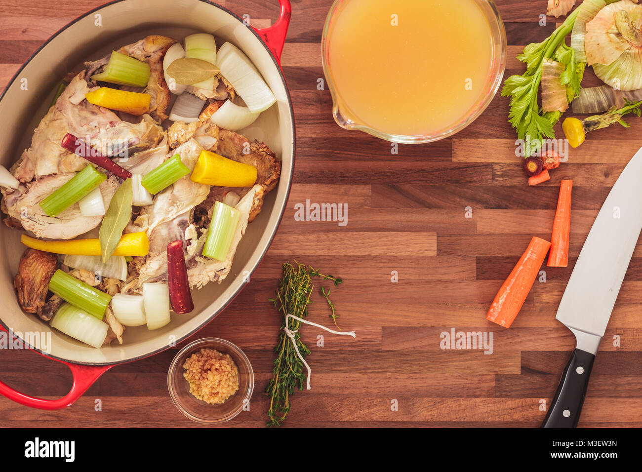 Ansicht des verwendeten Zutaten selbstgemachte Hühnersuppe Lager zu machen. Zutaten gehören ein paar übrig gebliebene Brathähnchen Karkasse, Karotten, ce Stockfoto