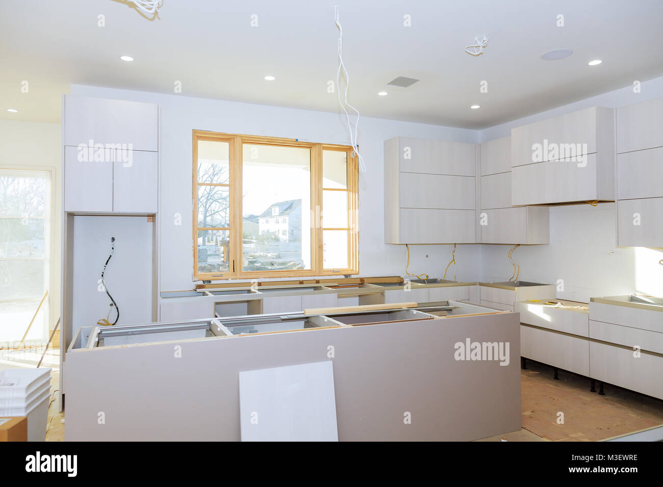 Küche, Schrank mit Spanplatten Regale mit offener Tür am Scharnier. Herstellung von Möbeln Herstellung. Die Geräte und Produkte für die Küche Stockfoto