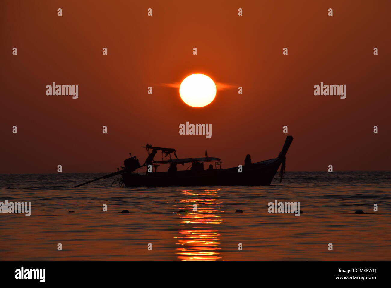 Entdecken Sonnenuntergang auf einem Boot in Thailand Stockfoto