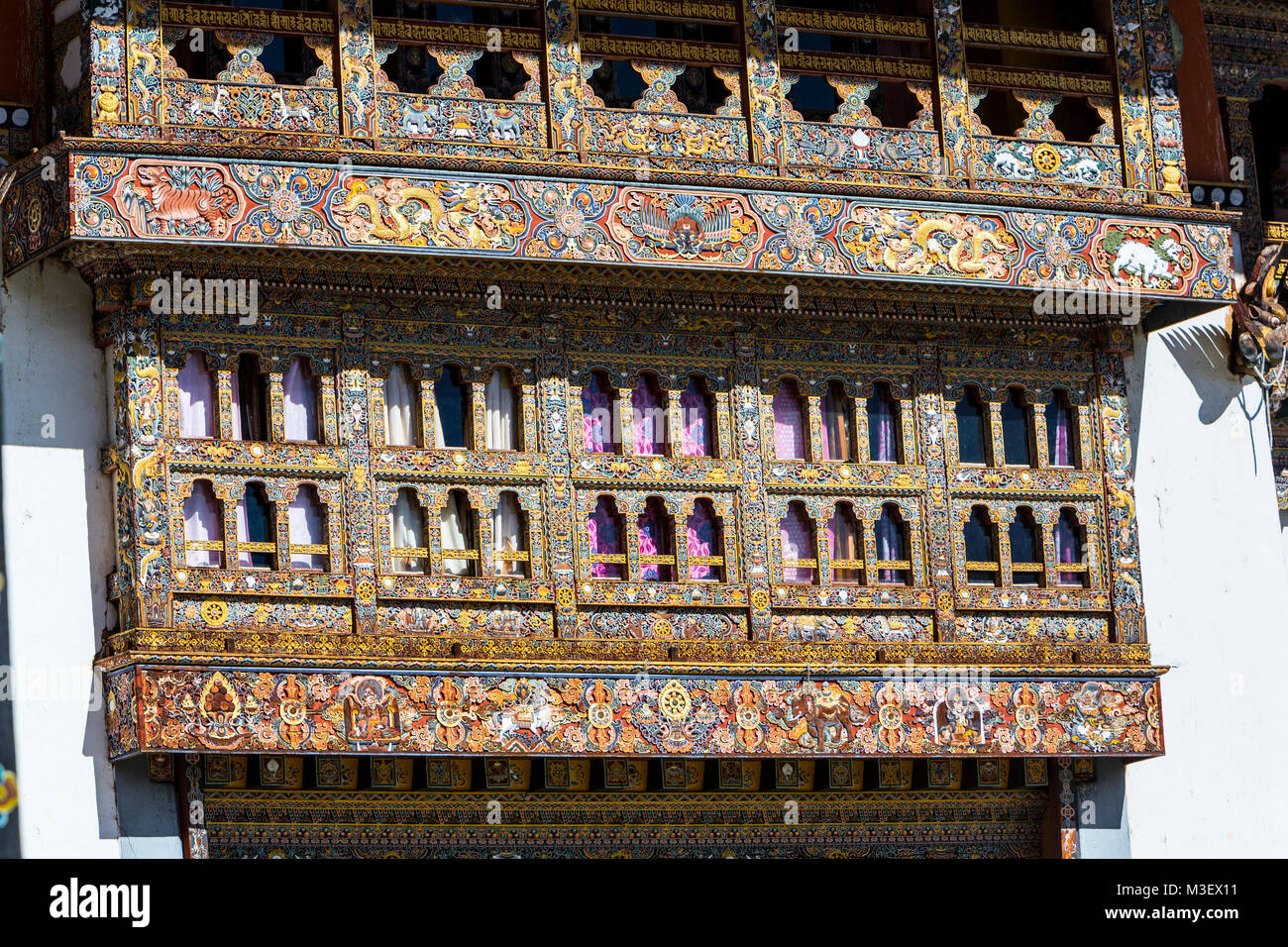 Phobjikha, Bhutan. Aus geschnitztem Holz Dekoration rund um Windows, Gangte Kloster (Goemba). Stockfoto