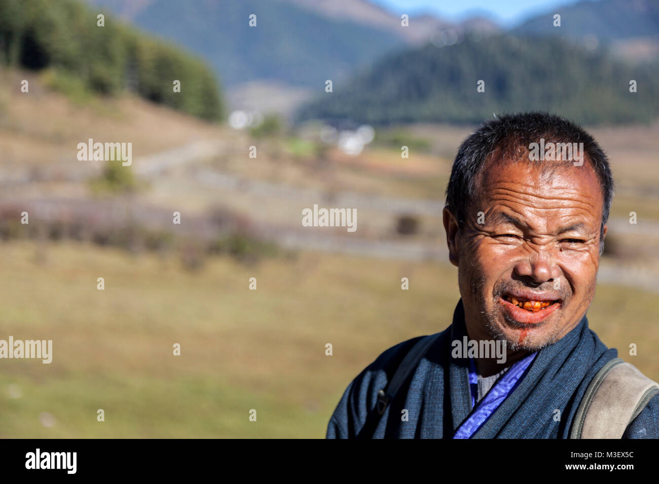 Phobjikha, Bhutan. Bhutanesische Mann mit Betelnuss Flecken auf den Zähnen. Stockfoto