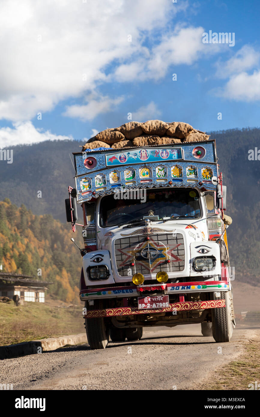 Phobjikha, Bhutan. Kikorthang Dorf. Stapler mit traditioneller Dekoration, Kartoffeln. Stockfoto