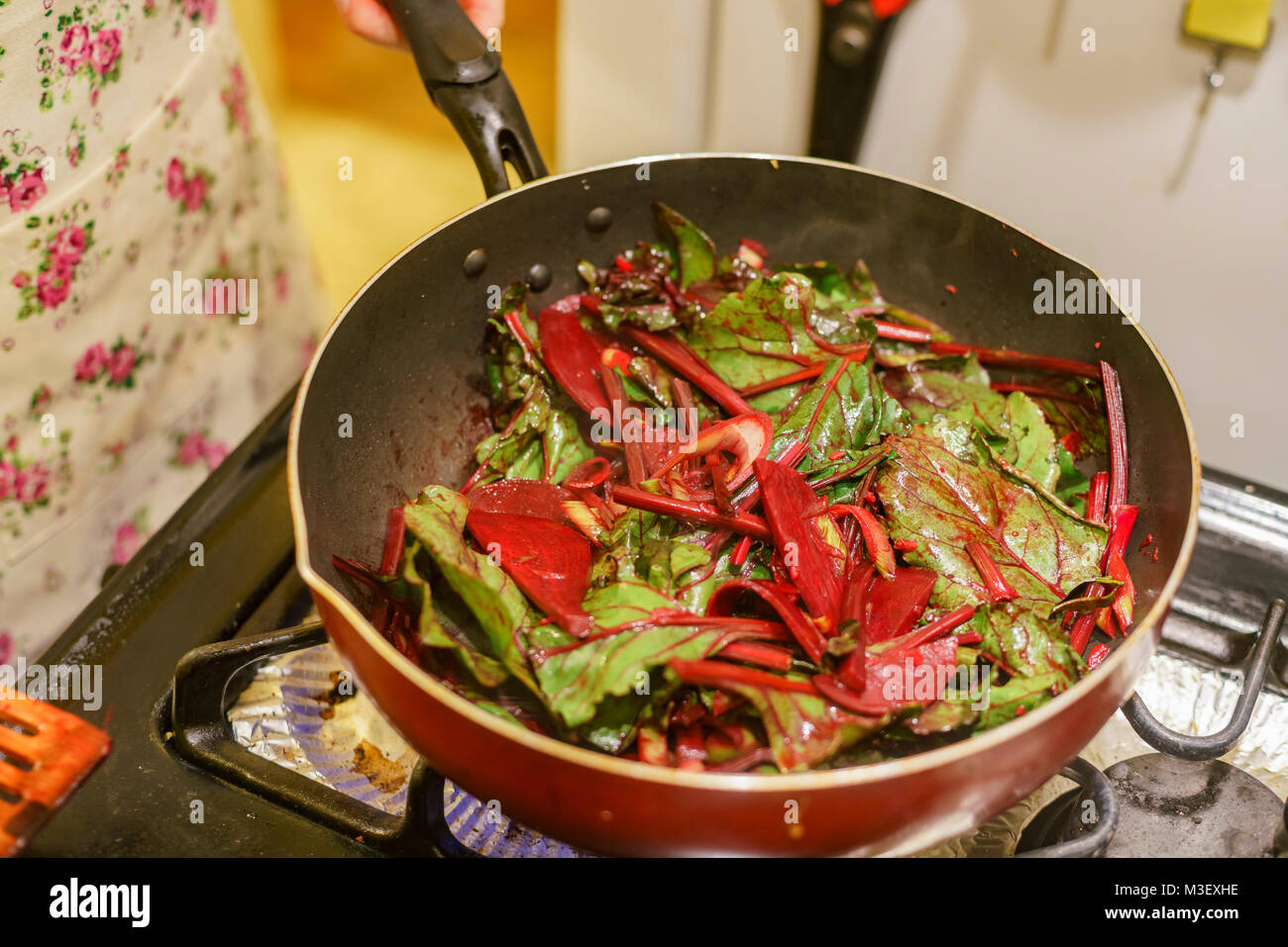Braten leckere Rüben und Blätter in einem antihaftbeschichtete Pfanne zu Hause, Los Angeles Stockfoto
