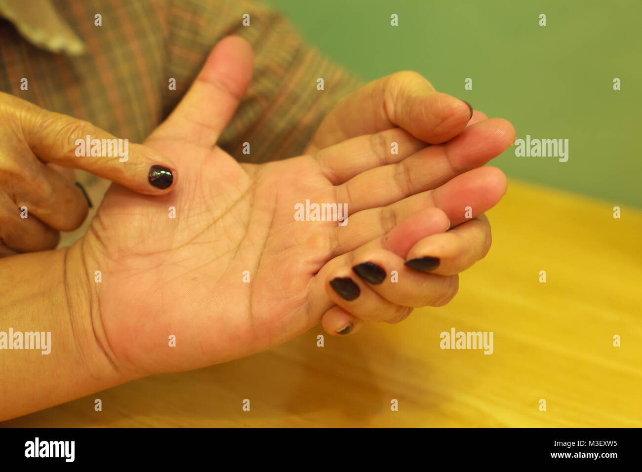 Alte Frau erzählt Fortune für junge Menschen durch Palm lesen. Palm lesen, Handlesen Konzept. Stockfoto