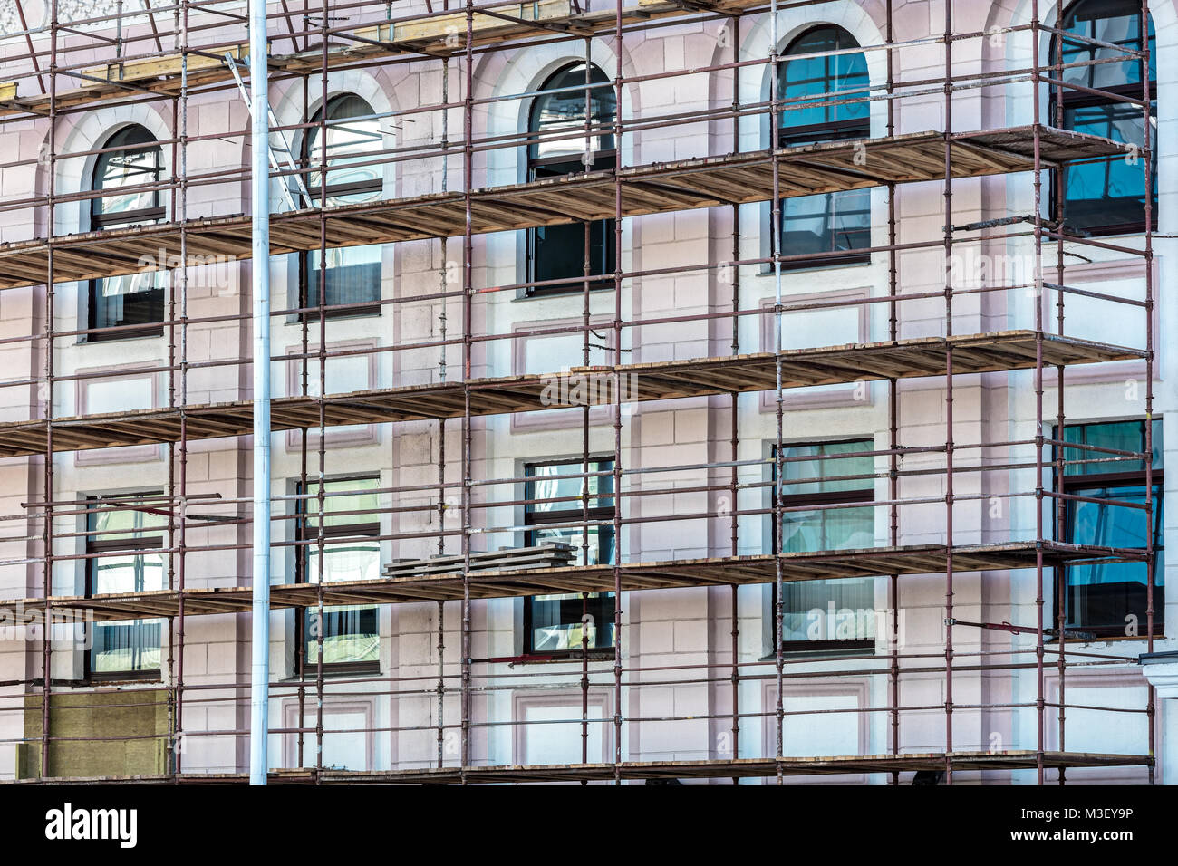 Gebäude renoviert mit Metall Gerüsten und Holzterrasse Stockfoto