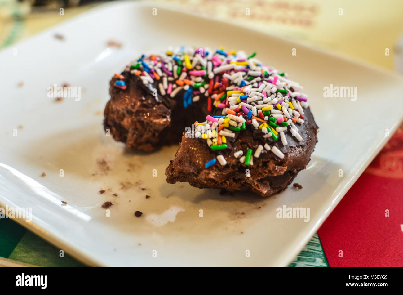Schoko Donut mit Streusel Stockfoto