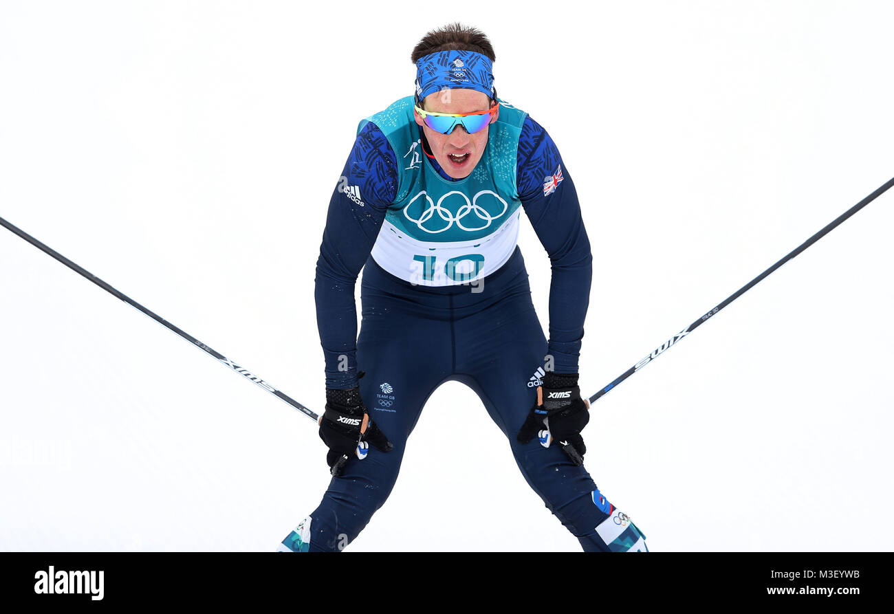 In Großbritannien Andrew Musgrave ist am Ende der Mens 15 km + 15 km Skiathlon am Alpensia Langlauf Center bei Tag zwei der Olympischen Winterspiele 2018 PyeongChang in Südkorea erschöpft. Stockfoto