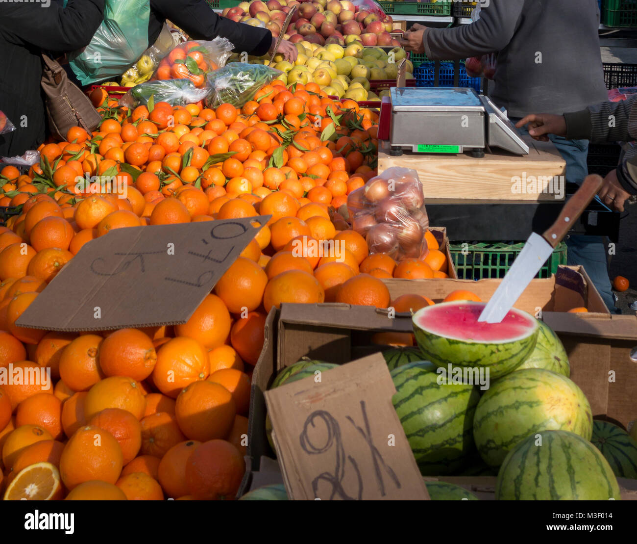 Die Menschen in der Stadt von Obst und Gemüse, wo die Leute kaufen können und frischen lokalen Produkten in Tarragona, Katalonien, Spanien verkaufen Stockfoto