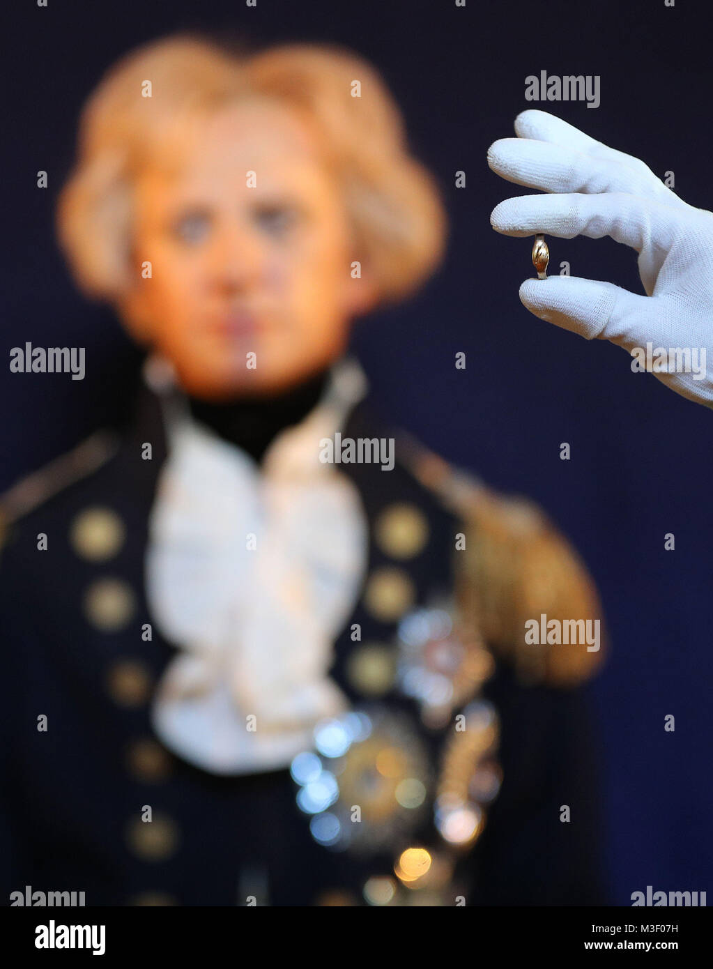 Ein Mitarbeiter von Portsmouth Historic Dockyard hält eine Verlobung ring Vice Admiral Lord Nelson, um seine geliebte Emma Hamilton am Vorabend seiner Abreise für die Schlacht von Trafalgar, in der er gestorben ist, die auf die Anzeige auf dem nationalen Museum der Royal Navy in Portsmouth Historic Dockyard gehen für Valentinstag gab. Stockfoto