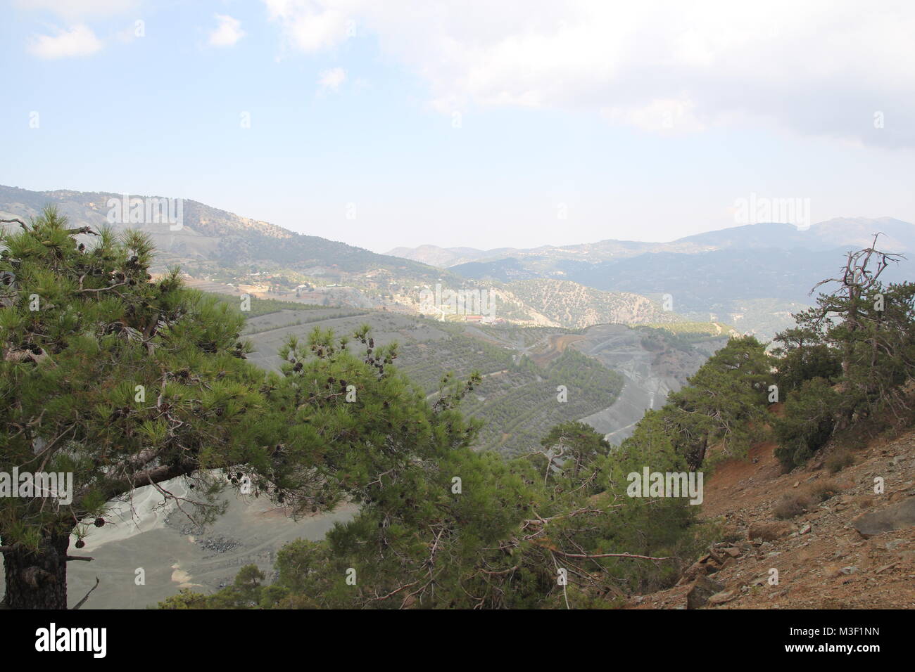 Berglandschaft. Hohe graue Berge und spärliche Vegetation Stockfoto