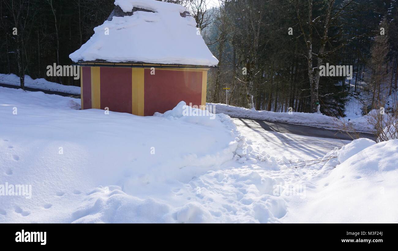 Maria Lärche, Terfens, Eggen in der Nähe von Schwaz und Innsbruck, Tirol, Österreich - Wallfahrtskirche im Winter 2018 mit Schnee Stockfoto