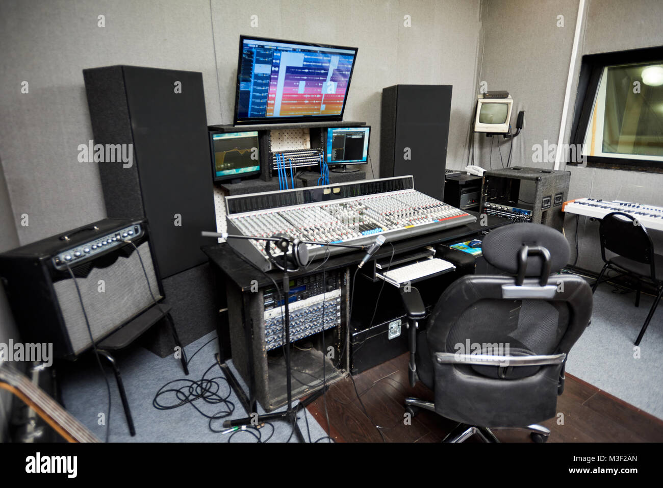 Recording Studio mit moderner Ausstattung. Stockfoto