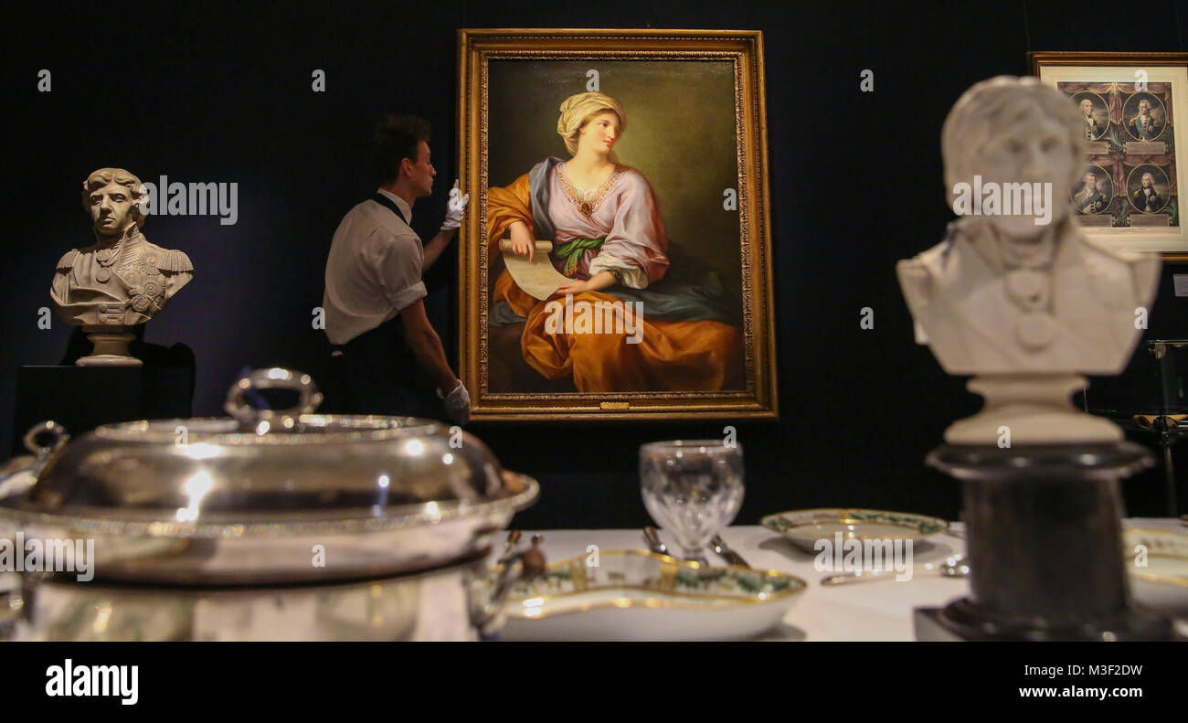 Nelson's Fundgrube Fotoauftrag bei Sotheby's in London, die den Sieg Jack - ein außergewöhnlich großes Fragment der Union Flag, die von HMS Victory in der Schlacht von Trafalgar, Nelson's Grog Brust flog, dass er in seiner Kabine auf See gehalten und ein Porträt seiner Herrin und Muse Emma Hamilton von der grossen Irischen neo-klassizistischen Gavin Hamilton umfasst. Das hervorragende Ensemble von Möbeln, Gemälden, die dekorativen Künste und wertvolle Objekte in Sotheby's London' Der königliche und adelige Abstammung' Verkauf am 17. Januar 2018 versteigert werden. Ein Techniker legt Emma Hamilton's Portrait von der Irischen neo-Cla Stockfoto