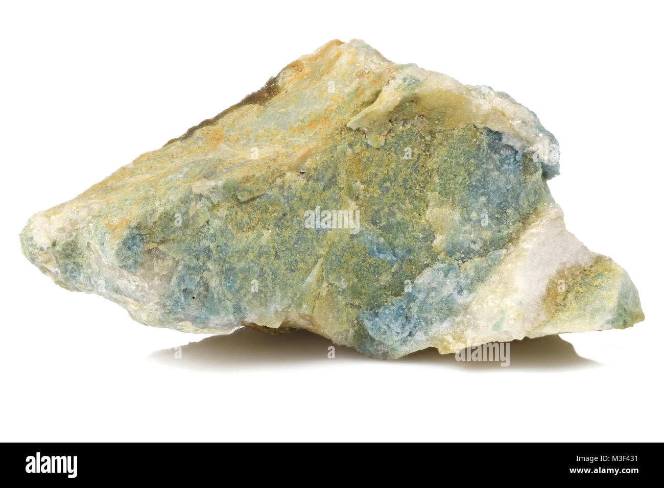 Lazulite (blaue Balken) aus der Steiermark/Österreich isoliert auf weißem Hintergrund Stockfoto