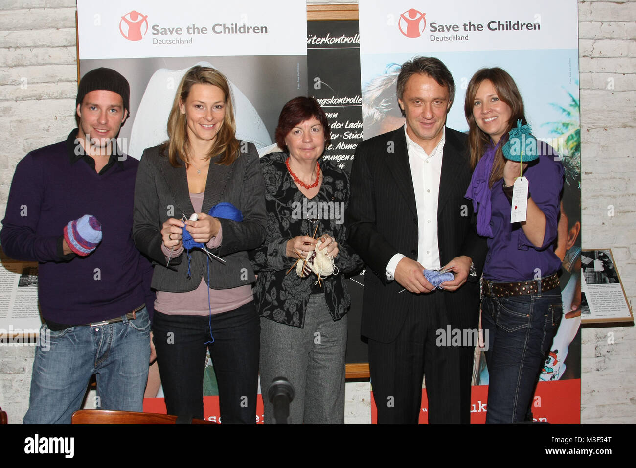 Fototermin Eine Muetze Voll Leben Brigitte Aktion Speichern Sie Die Chrildren Hamburg 03 11 2008 Ben Anja Reschke Christa Dammermann Andreas Lebert Dana Schweiger Stockfotografie Alamy