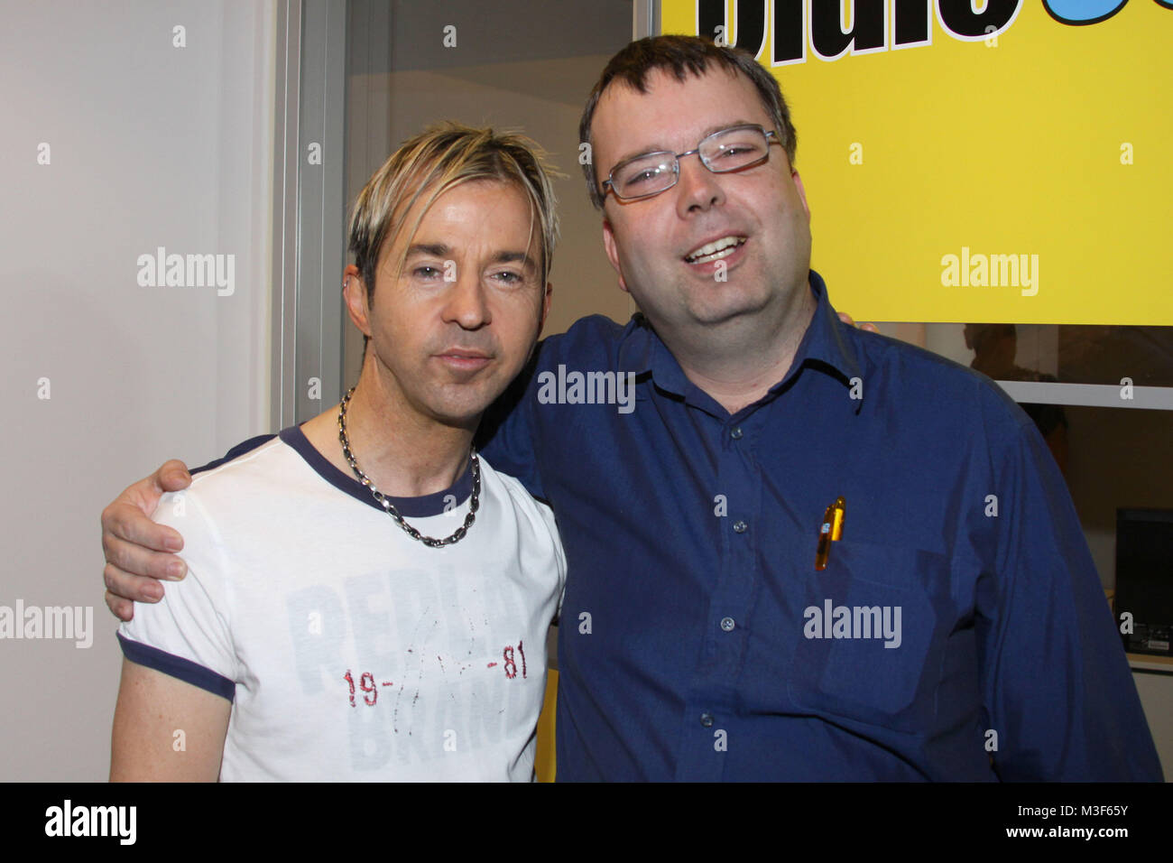 Kajagoogoo bei Oldie 95 in der Sendung von Ingo Lorenz, Hamburg, 13.11.2008 Kajagoogoo ist eine englische Popgruppe, sterben Ihre groessten Erfolge in den Jahren 1983 und 1984 mit den Titeln "Too Shy" und "Big Apple" feiern konnte. 1985 Loesten sie sich Namen, wurde eine Reunion versucht sterben 2004 jedoch scheiterte, es erfolgte daraufhin die Umwandlung zu einem Trio. Seit Anfang 2008 spielt die Gruppe in der Originalbesetzung mit Limahl. Stockfoto