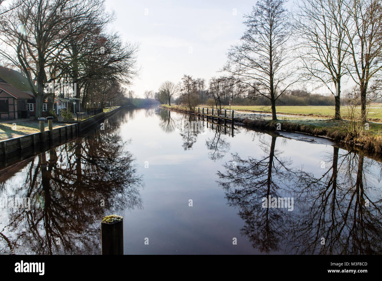 Worpswede, Hamme mit reizvollen Spiegelungen auf dem ruhig fließenden Wasser Stockfoto