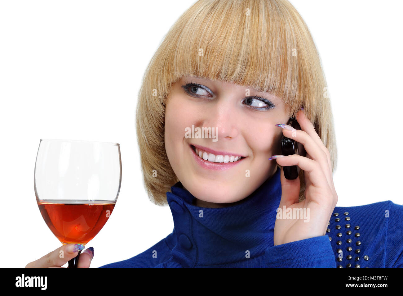 Junge attraktive Frau mit Mobiltelefon und halten Wineglass, auf weißem Hintergrund Stockfoto