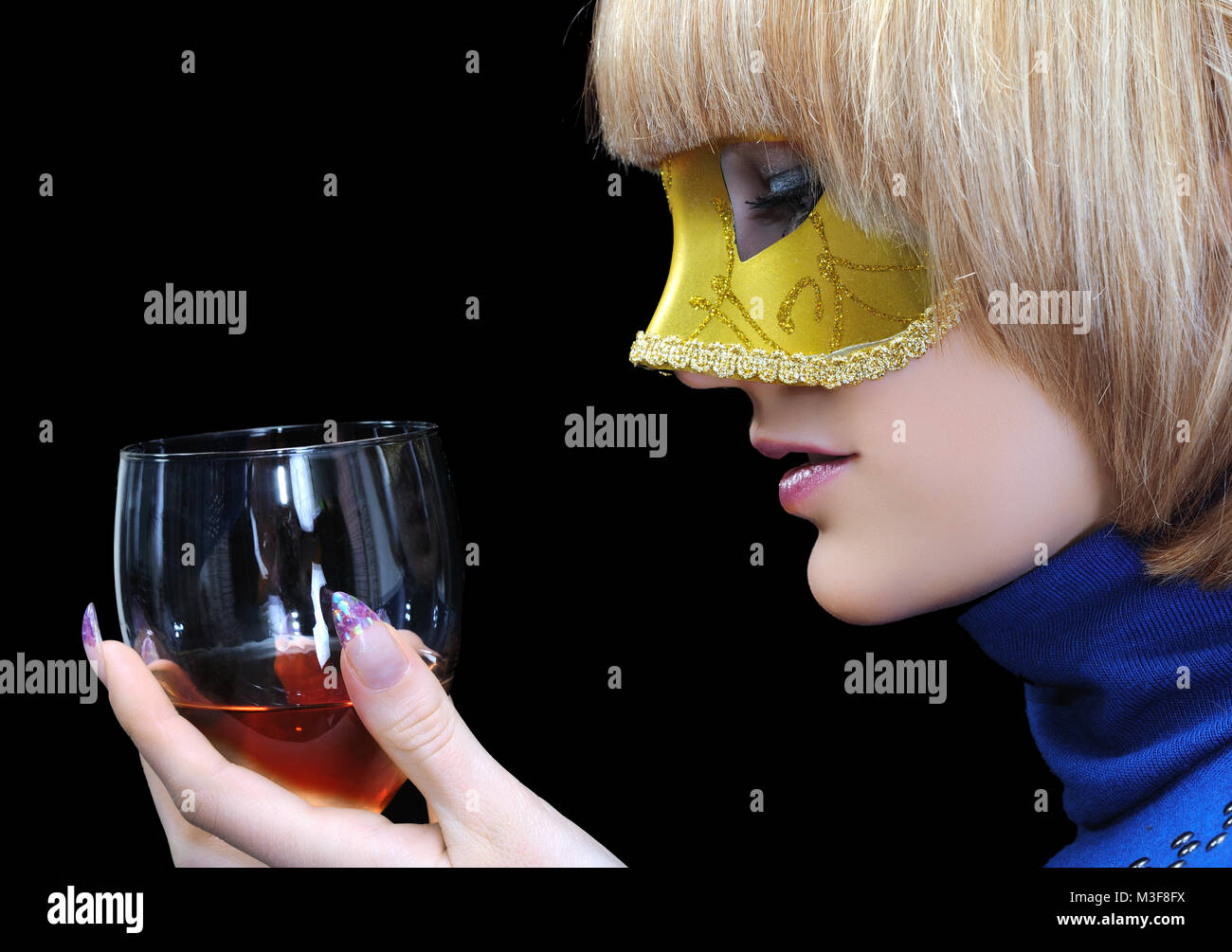 Junge attraktive Frau, Weinglas, auf schwarzem Hintergrund Stockfoto