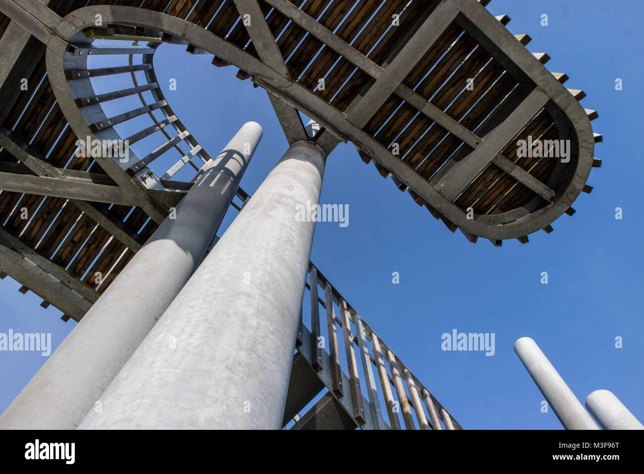 Aussichtsturm an der Hamme in Worpswede, mit Blick auf den Fluss und die Hammeniederung Stockfoto