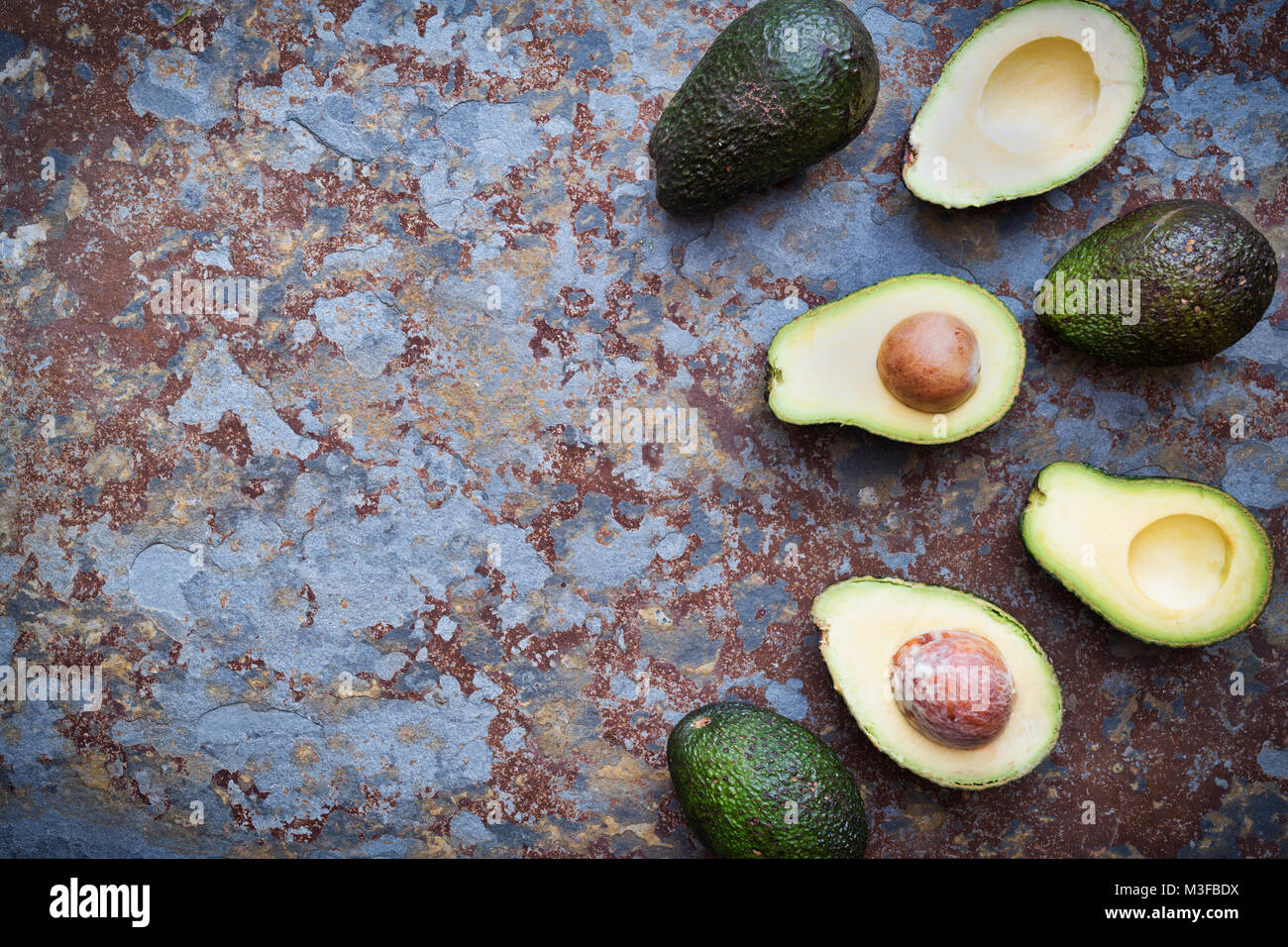 Persea americana. Avocado Muster auf einer Schiefer Hintergrund Stockfoto